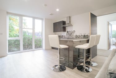 8 bed flat, Queens Road East, Lenton Abbey, Beeston, NG92GN - Image 1